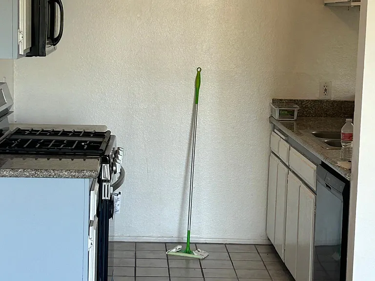 5320 Whitsett Ave #8 — Photo 35