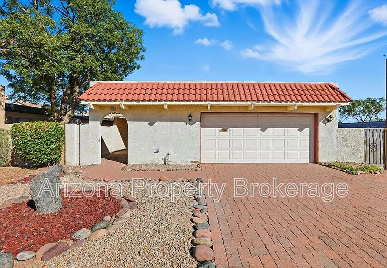 2192 E Balboa Dr — Photo 2