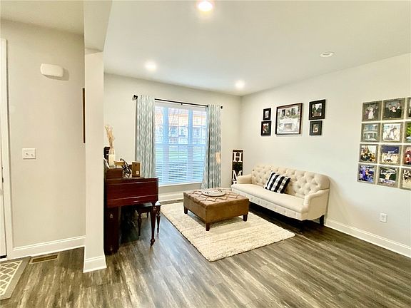 2nd image of 303 Harlequin St