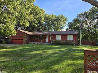 2524 Surrey Rd, Burlington, IA 52601