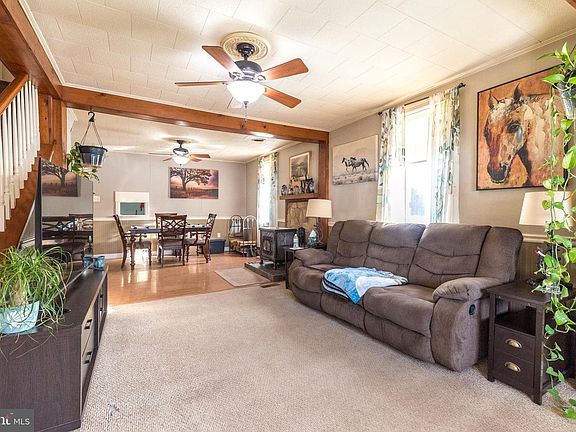 3rd image of 814 Ridge Rd