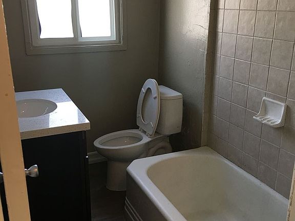 4th image of 140 E 17th St