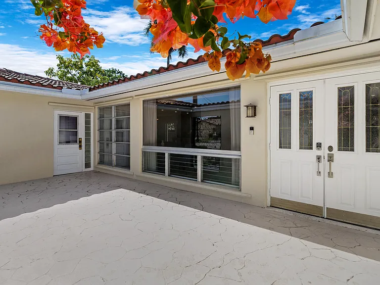 1418 NE 57th Pl — Photo 3