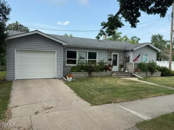 421 4th St NE, Valley City, ND 58072