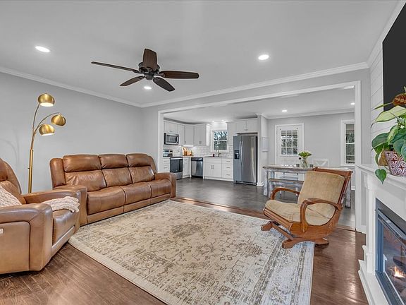 3rd image of 105 Shady Dr