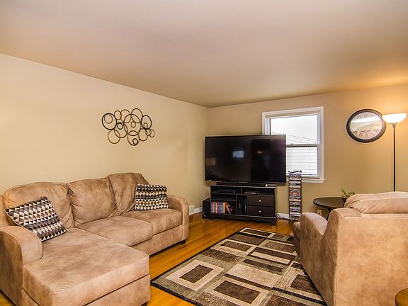 4th image of 828 Mitchell St