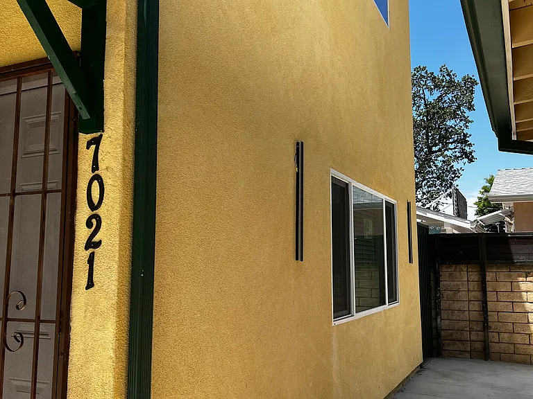 7021 Jamieson Ave — Photo 2