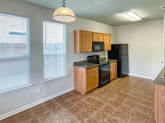 4th image of 702 Maryem St