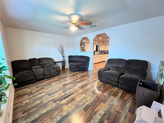 4th image of 1128 E King Ave