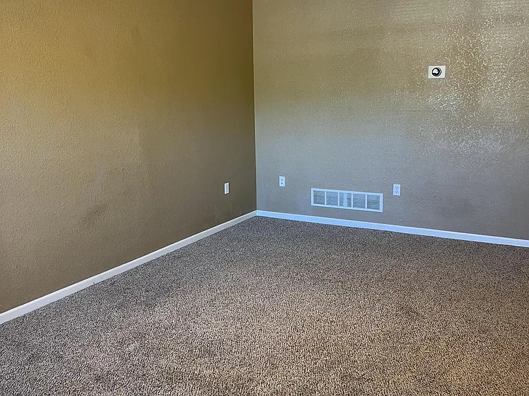 707 Elliott Ln — Photo 3