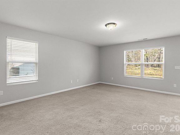 4th image of 2040 E Park Dr