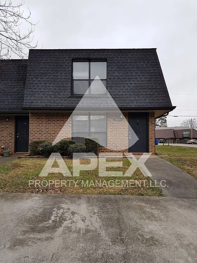 Move-In Special, $1 Rent!! - Nice 2bd - 1.5 Ba. Town House In West Knox Off Cedar Bluff! End Unit!! — Photo 1