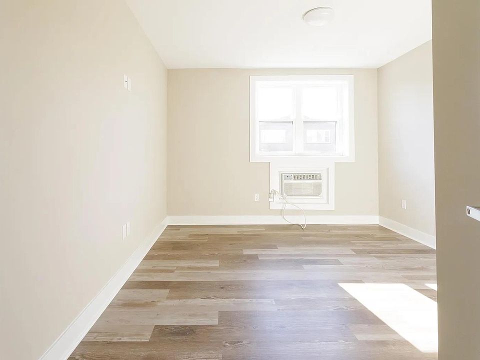 1st image of 625 Unruh Ave #208