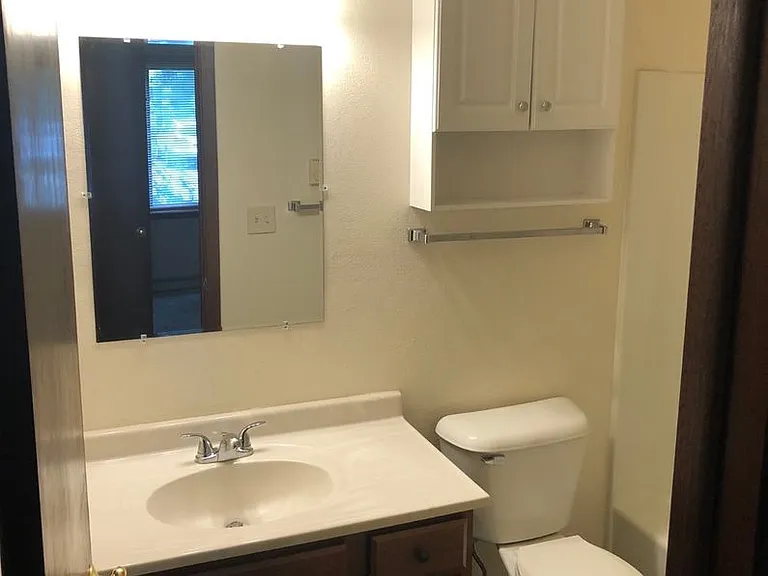Immaculate Updated 1 Bedroom with 1 Bath — Photo 23