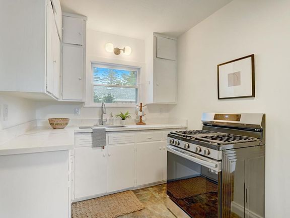 4th image of 2320 Oak St #B