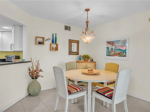 601 Beachwalk Cir APT 101, Naples, FL 34108