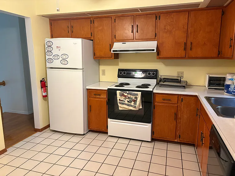 412 Canterbury Dr — Photo 5