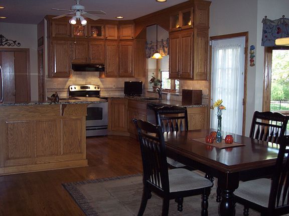 Large eating area in kitchen