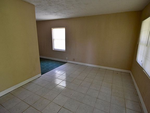 4th image of 5762 Begonia Rd