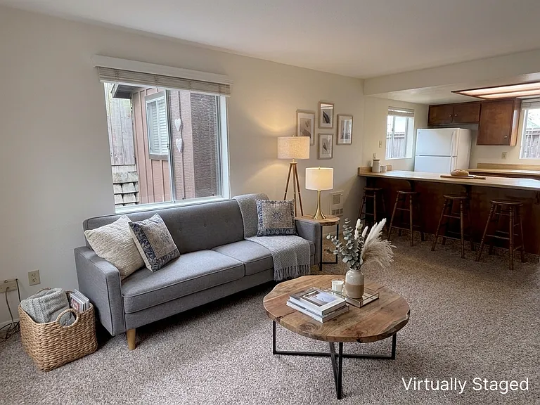 489 Estero Ave — Photo 4