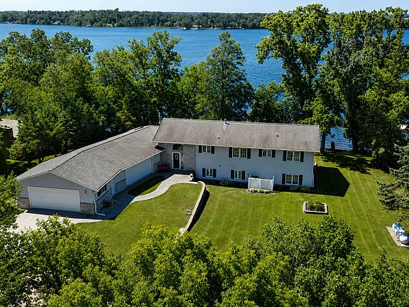3rd image of 48210 Flicker Ln