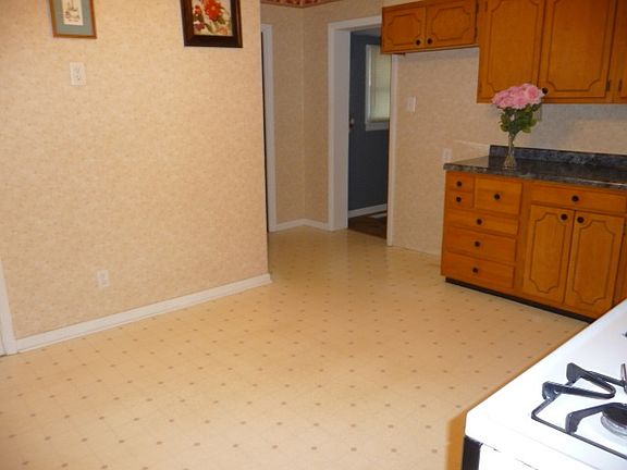 3rd image of 102 Bourne Ave
