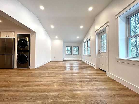 3rd image of 58 Caldwell St Floor 1