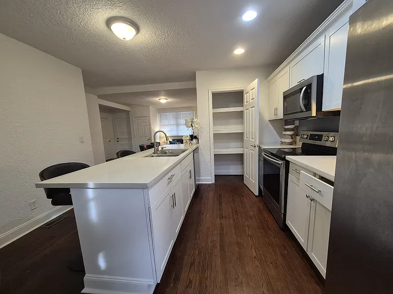 546 Broad St — Photo 7
