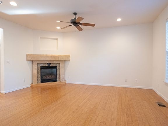 4th image of 556 N View Dr