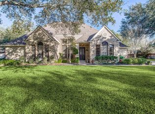 113 Strawberry Dr, Lake Jackson, TX 77566