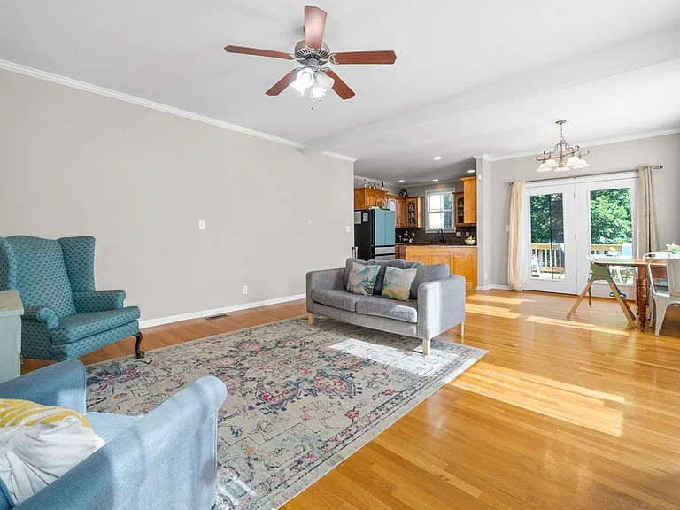 2200 Fairfax Dr — Photo 4