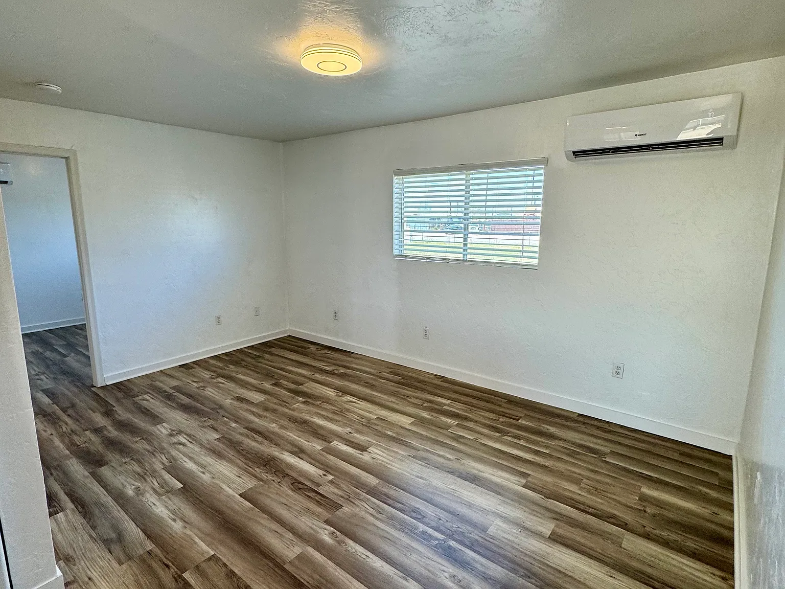 606 S Bowie Ave — Photo 4