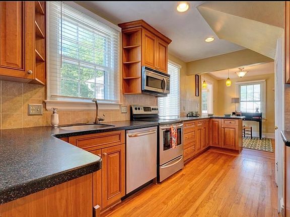 4th image of 403 Oak Grove Rd