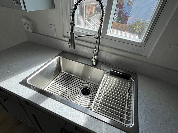 Large Kholer sink and garbage disposal with dishwasher