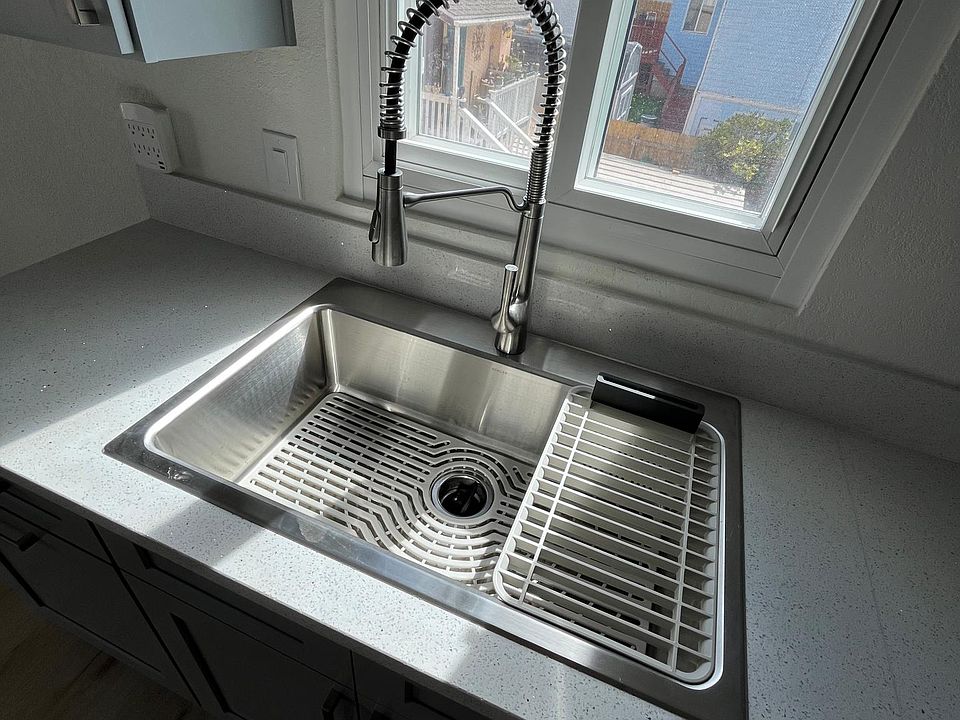 Large Kholer sink and garbage disposal with dishwasher