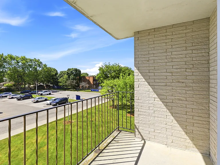 100 McFarlane Ave — Photo 24