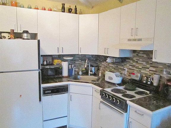3rd image of 224 E Garden St APT 117