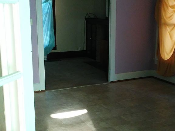 5th image of 402 W Main St