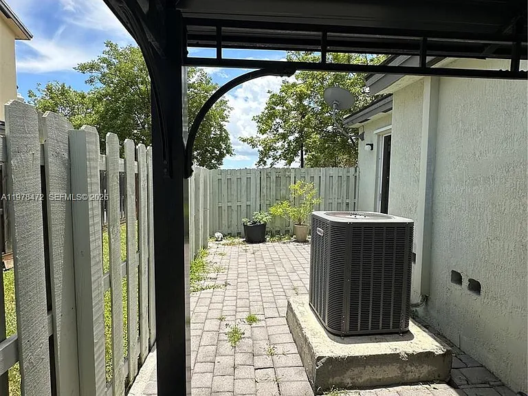 133 SE 28th Ter #8 — Photo 34