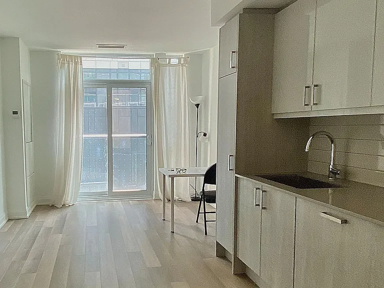 77 Mutual St #404 — Photo 7