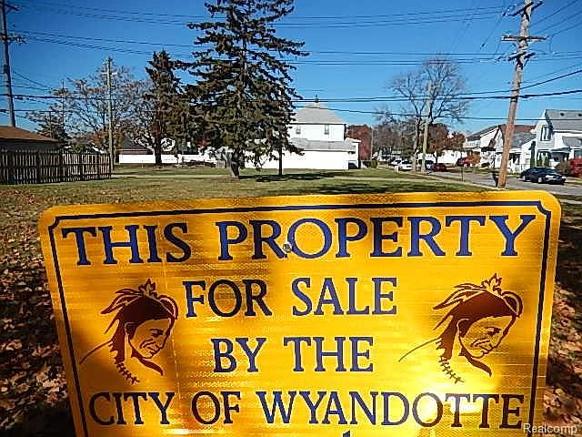 2nd image of 1851 5th St