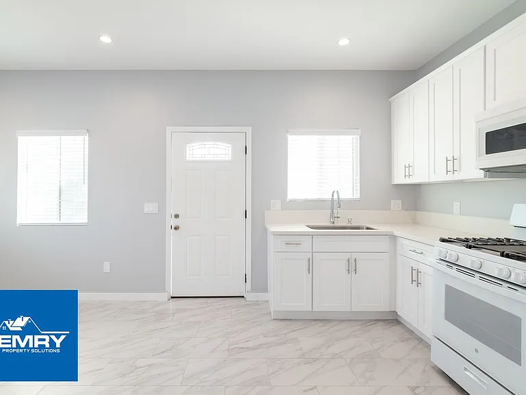 10624 Swinton Ave — Photo 3