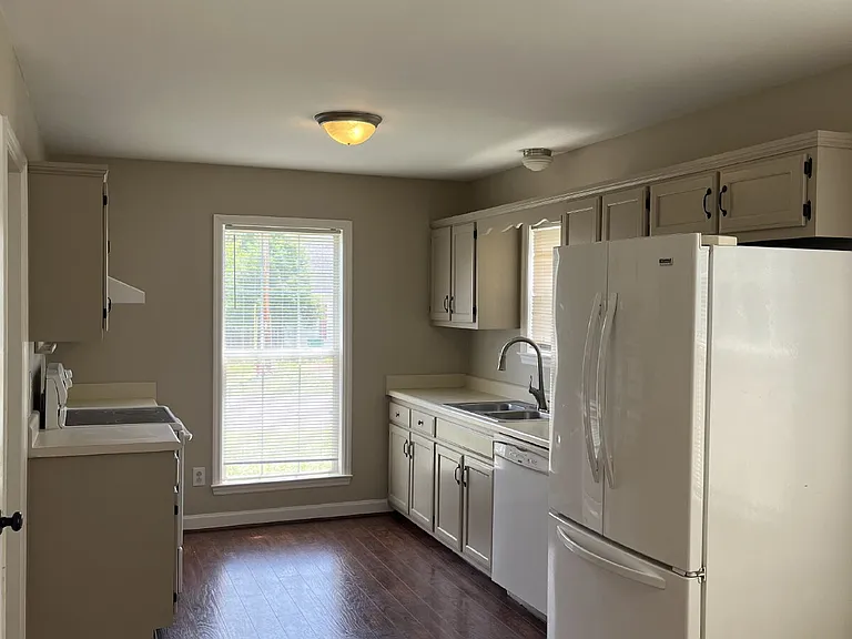 2811 Sutherland Dr — Photo 6