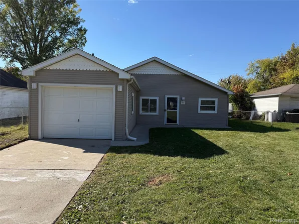 30061 Park St, Roseville, MI 48066