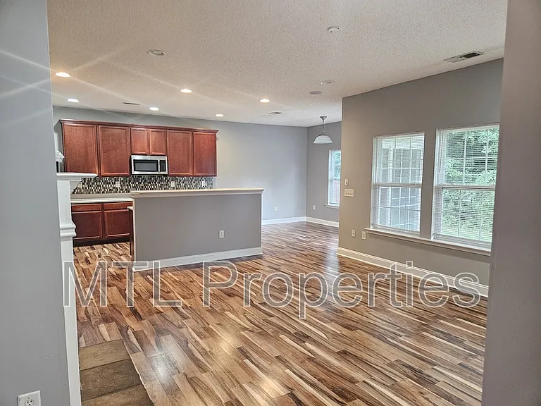 302 Nanny Point Dr — Photo 2
