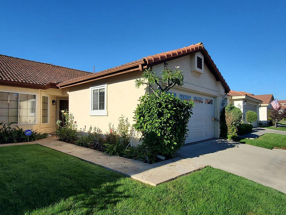 Welcome home. 2BR/2BA single story house.