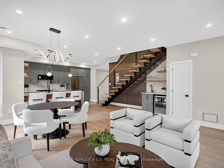612 W Tweedsmuir Ave #MAIN — Photo 33