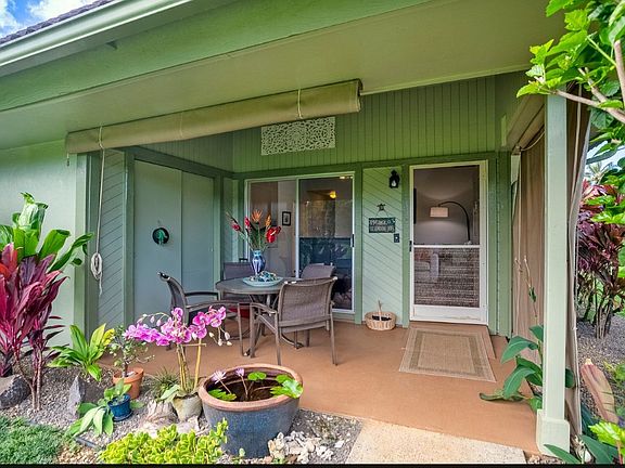 The front lanai is sure to please with plenty of seating area and viewing of birds & beautiful tropical surroundings.