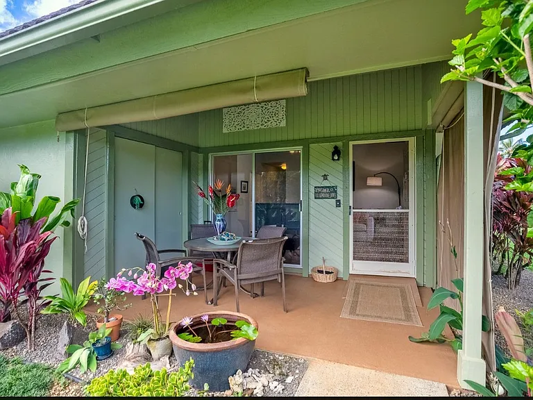 The front lanai is sure to please with plenty of seating area and viewing of birds & beautiful tropical surroundings.