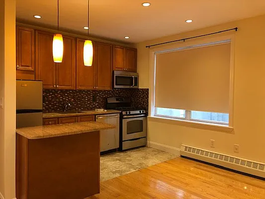 Rented by Halvatzis Realty | media 37